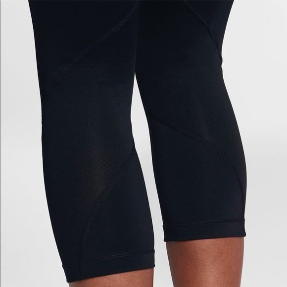 NWT. Nike Pro Training Capris. Medium. Black. - Picture 4 of 8